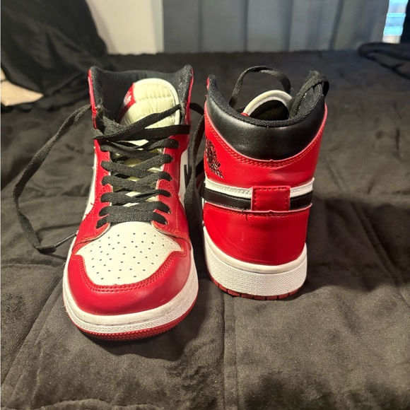 Woman’s Jordan 1 Chicago - Picture 2 of 4